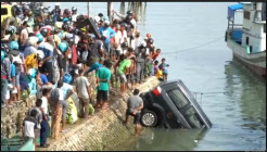 Hindari Sepeda Motor, Suzuki APV Terjun Bebas ke Kali Baubau