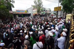 Di Bawah Guyuran Hujan Ratusan Massa Kepung Mapolres Cianjur, Tuntut Pembebasan Habib Rizieq