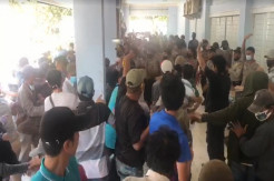Massa Mengamuk di Rapat Pleno Pilkada Pesisir Barat, Komisioner KPU Dievakuasi Polisi
