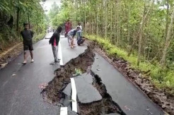Fenomena Tanah Bergerak, Jalan Antar Kabupaten Amblas Sedalam 5 Meter