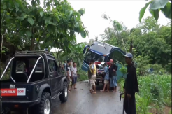 Gara-gara Ikuti Panduan Google Maps, Bus Pariwisata Tersesat dan Terperosok ke Sawah