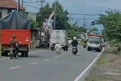Banyuwangi Gempar, Ada Pria Salat di Tengah Jalan Raya, Polisi Buru Pelakunya