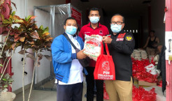 Wabup Kubu Raya Bagikan Sembako ke Umat Kristiani yang Terdampak COVID-19