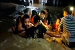 Banjir Bandang Terjang 3 Desa di Madiun, Warga dan TNI Berjibaku Selamatkan Nenek Renta