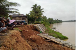 Rumah Warga Terancam Longsor oleh Ambruknya Turap yang Baru Dibangun