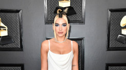 Dua Lipa Mengaku Tertekan karena Meme Video Menarinya yang Viral