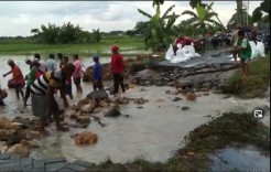 TNI dan Warga Gresik Bahu Membahu Bantu Korban Banjir Sungai Lamong