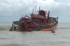 Kapal PT Timah Kandas Dihantam Gelombang, Tumpahan Minyak Mulai Cemari Pantai