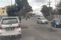 Parah! Belum Lama Diperbaiki, Jalan Lintas Sumatera di OKU Sudah Berlubang