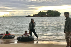 Akhiri Libur Panjang, Pantai Batu Rusa di Mandailing Natal Dipadati Warga