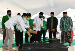 Peringati Harlah ke-48, Arwani Thomafi Pimpin Ziarah ke Makam Deklarator PPP