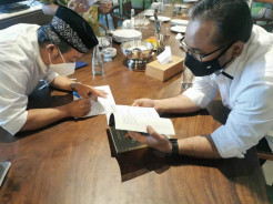 Kemesraan Dua Ikon NU-Muhammadiyah, Prof Muti Hadiahi Gus Yaqut Buku