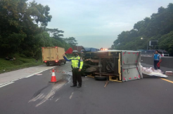 Mobil Boks Tabrak Fuso Bermuatan Rongsokan di Tol Cipularang, 1 Meninggal dan 1 Terluka