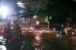 Jalur Pantura Gresik Terendam Banjir, Drainase Minim dan Mampet