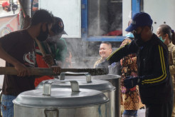 Banjir Tak Kunjung Surut, Dinsos Mojokerto Dirikan Dapur Umum