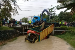 Truk Terjun ke Sungai usai Hantam Bengkel Motor