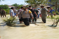 Jalan Kaki Terjang Banjir, Kapolres Batubara Salurkan Bantuan untuk Warga Miskin