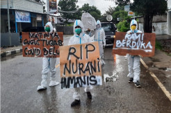 Korban COVID-19 di Belu Terus Melonjak, Warga Pikul Peti Jenazah Keliling Kota