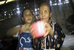 Sedih! Sejak Bayi Ditinggal Orang Tua, Siswi SD di Pamekasan Kini Merawat Bibi yang Buta