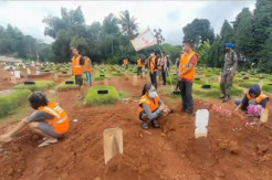Ingat Mati! Warga Tak Bermasker Disanksi Berdoa di Makam Covid-19
