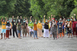 Gubernur Jateng Ganjar Semangati Pasien COVID-19 di Asrama Haji Donohudan Boyolali