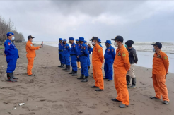 6 ABK Hilang, Kapal Tugboat Logindo Terbalik di Pantai Limbangan Pemalang