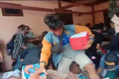 Korban Gempa Majene di Ulumanda Adang Kendaraan dan Berebut Bantuan
