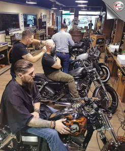 Unik, Kursi Cukur Barbershop Ini Gunakan Motor Harley Davidson Asli