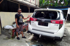 Mobil Perampok Toko Emas Ringsek Diamuk Massa