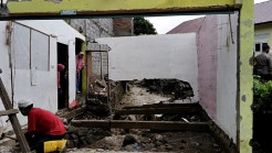 Satu Rumah di Atas Sungai Terpaksa Dibongkar Diduga Pemicu Banjir di Bener Meriah