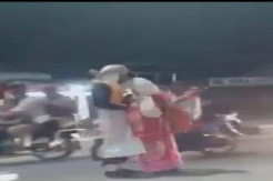 Geger, Sepasang Kekasih Berpelukan di Tengah Jalan dan Tak Bisa Dilepas