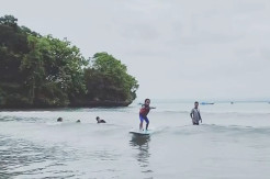Bahagianya Susi Pudjiastuti Menyaksikan Balita Surfing di Pantai Pangandaran