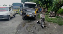Tabrak Pedagang Ayam hingga Tewas, Minibus Terguling 5 Penumpang Luka