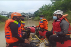 Diduga Tenggelam di Sungai Serang, Tim SAR Gabungan Cari Mbah Harto