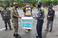 Terjaring Operasi, 25 Pengendara di Jeneponto Disanksi Jalan Kaki Beli Masker