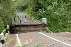Jembatan Ambrol Diterjang Banjir Bandang, Akses Warga Girisubo Terputus