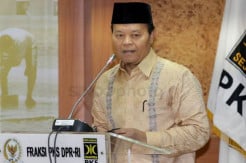 PPKM Tak Efektif, HNW Minta Jokowi Pimpin Langsung Penanganan Covid-19