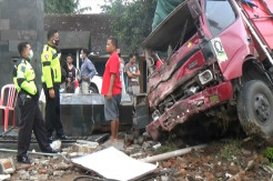 Tragis! Ayah dan Anak yang Digendongnya Tewas Ditabrak Truk yang Menabrak Kantor Balai Desa