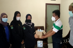 Peduli Kesehatan Jurnalis, Karang Taruna Krian Bagikan APD kepada Awak Media di Sidoarjo