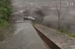 Viral Video Rekam Detik-detik Mobil Terseret Banjir Lahar Dingin Gunung Semeru