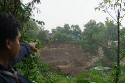 Tebing Sungai Setinggi 40 Meter Longsor, 9 Rumah Warga Terancam Hanyut
