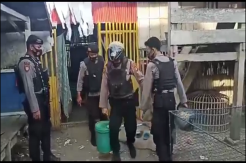 Gerebek Rumah di Sengkang, Sabhara Polres Wajo Sita 100 Liter Miras
