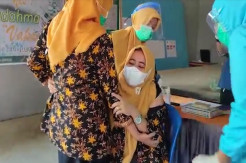 Dokter Cantik Kepala Puskesmas Ini Histeris saat Hendak Divaksin COVID-19