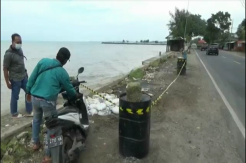 Gelombang Pasang Hancurkan Tanggul Beton Penahan Ombak di Jalur Pantura Tuban