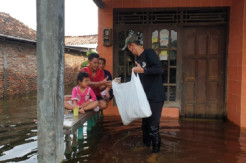 Peduli Kemanusiaan, GMMP Demak Terobos Banjir demi Serahkan Bantuan