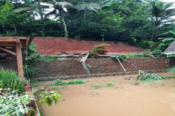 Tak Kuat Menahan Rembesan Air, Tembok Penahan Tebing Rumah Kepala Desa di Pangandaran Ambruk