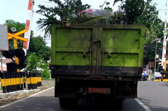 Probolinggo Gempar, Truk Sampah Ini Berjalan dengan Roda Hilang Satu