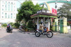 Usai Pamitan, Akhyar Pulang Naik Motor Trail Tinggalkan Balai Kota