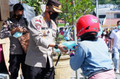 Polres Tana Toraja Bagikan 10 Ribu Masker ke Masyarakat