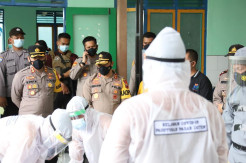 Cek Posko PPKM Mikro di Lereng Lawu, Kapolda Saksikan Simulasi Pemulasaraan Jenazah COVID-19